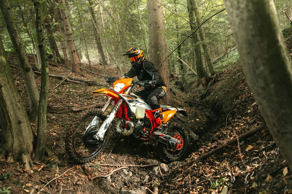 Nuova KTM 300 EXC Hardenduro 2026: regina dell’estremo